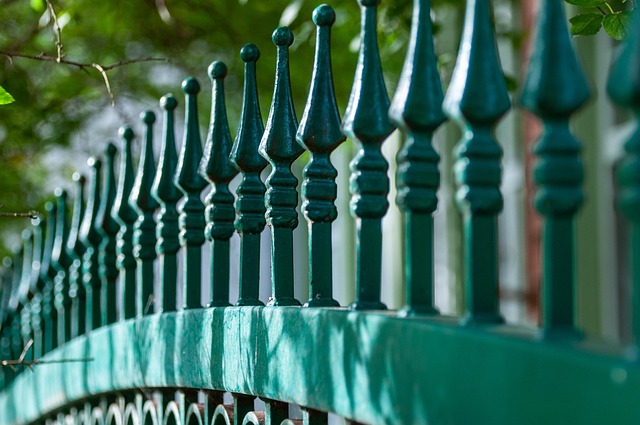 Comparison chart showing wrought iron, aluminum, and vinyl fence pros and cons